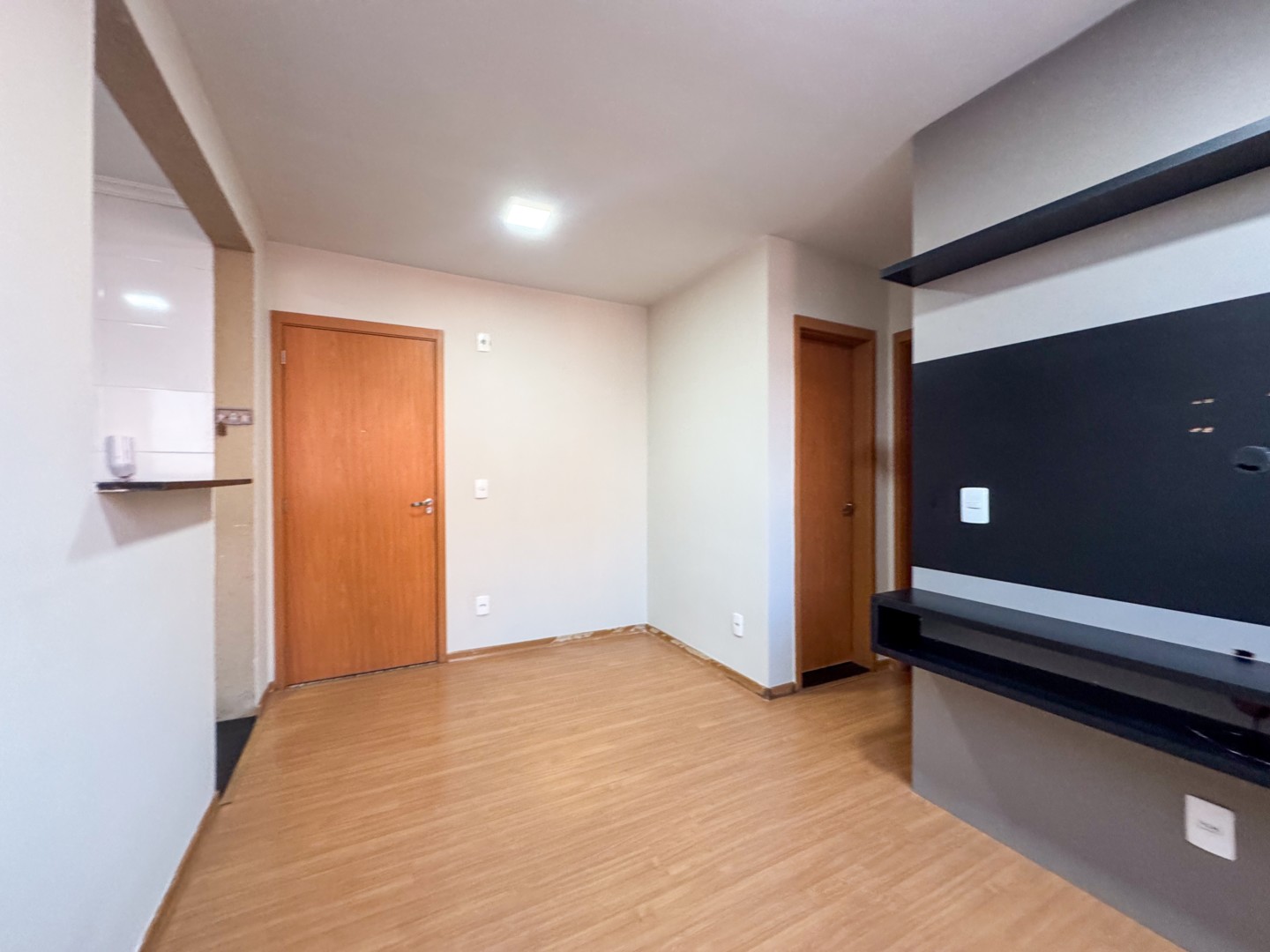 Apartamento para locacao no Boulevard em Londrina com 81,77m² por R$ 1.300,00 - Foto 2