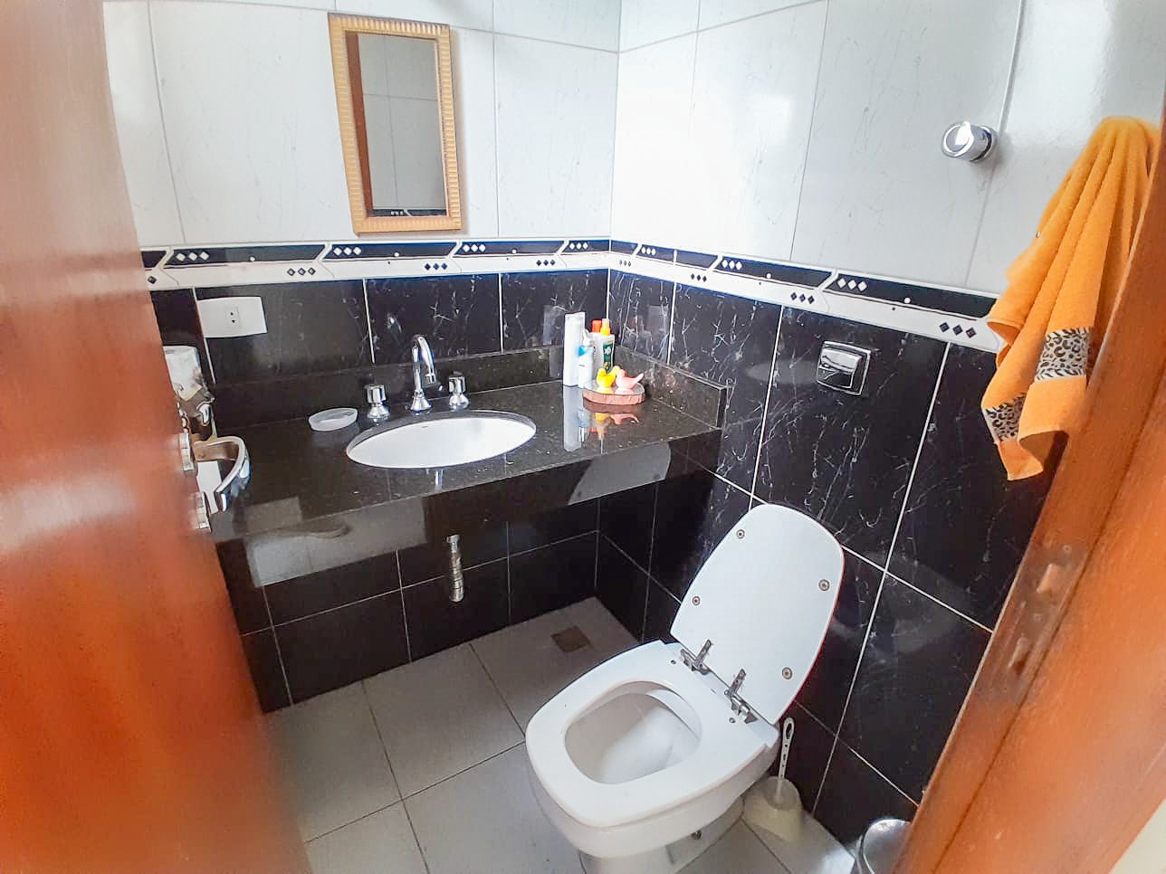 Casa Residencial para venda no bairro Jardim Guararapes de Londrina - Foto 9