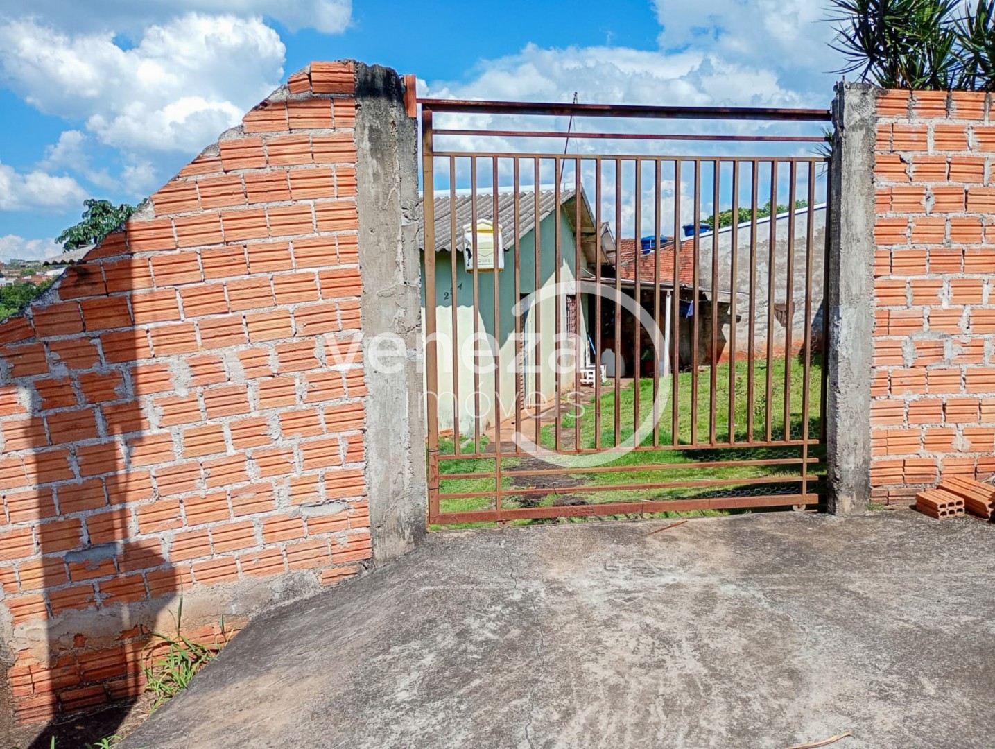 Casa Residencial para venda no Conjunto Cafezal 1 em Londrina com 394m² por R$ 220.000