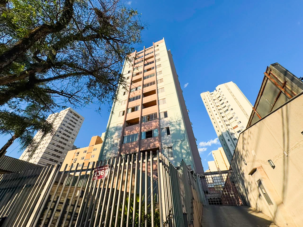 Apartamento para venda no Centro em Londrina com 108,67m² por R$ 270.000