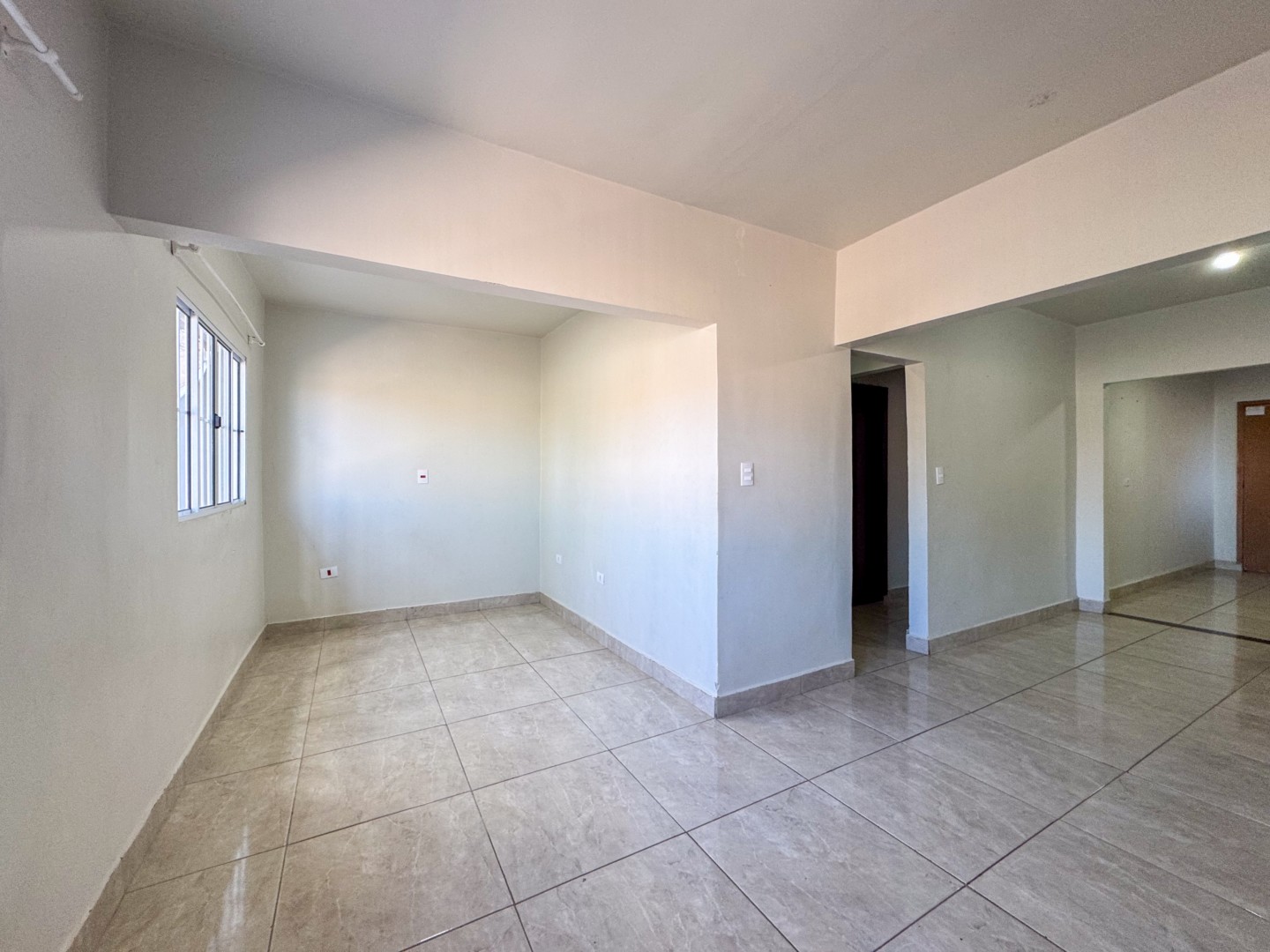 Casa Residencial para locacao no Parigot de Souza 3 em Londrina com 242,26m² por R$ 1.600