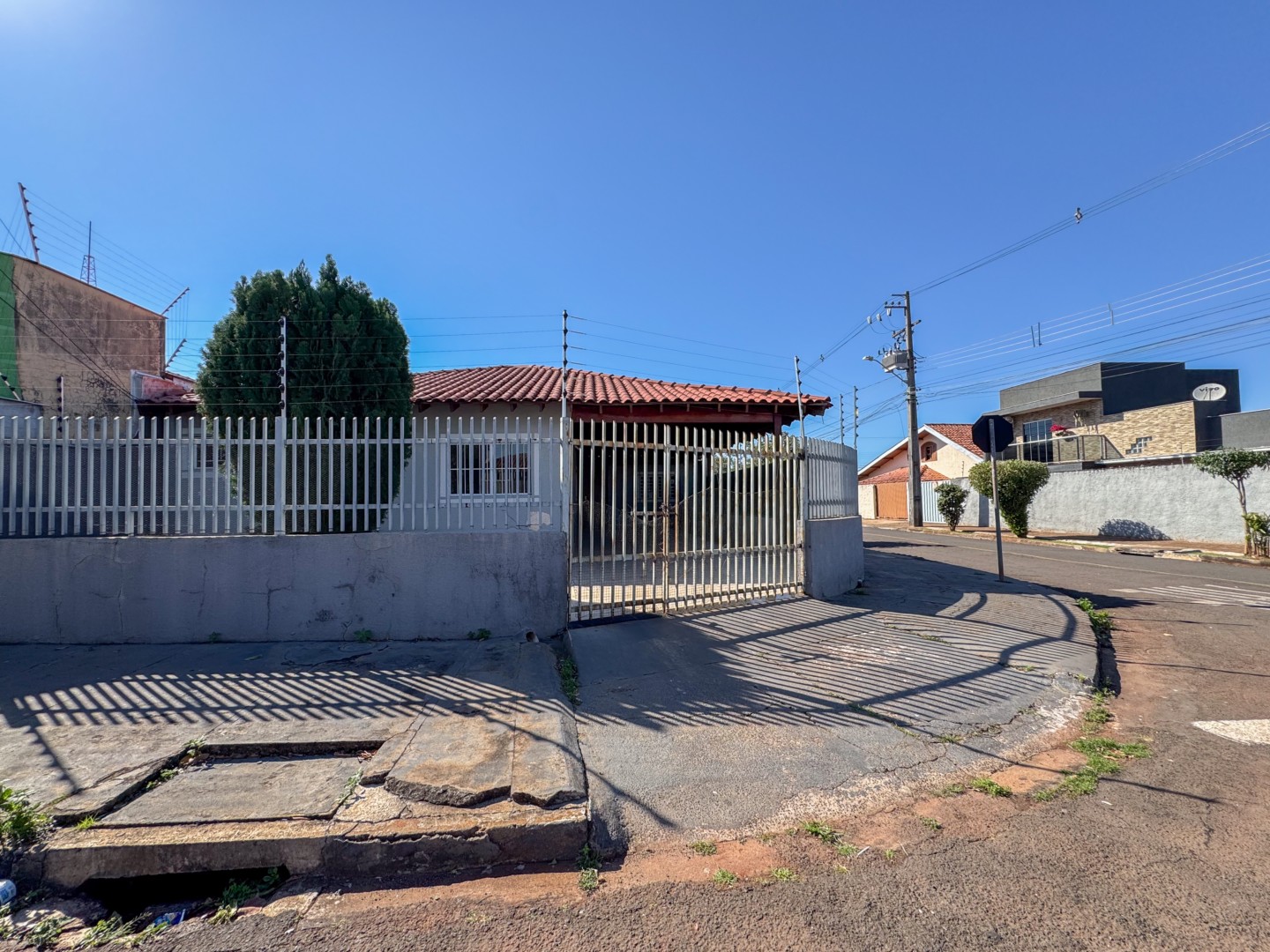 Casa Residencial para locacao no Parigot de Souza 3 em Londrina com 242,26m² por R$ 1.600