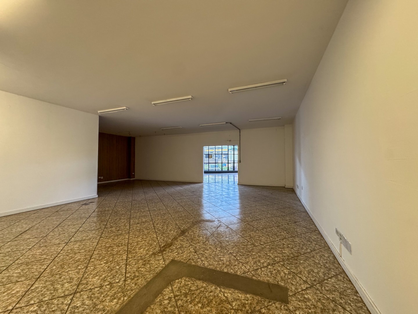 Salão-loja para locação no bairro Paulista de Londrina - Foto 12