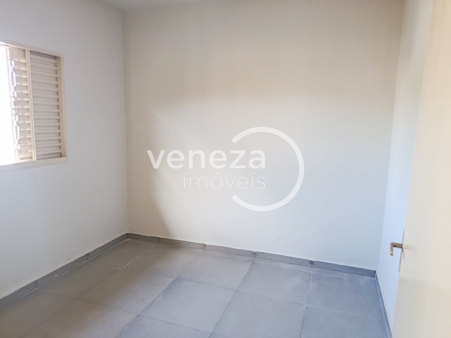Casa Residencial para venda no bairro Residencial Abussafe de Londrina - Foto 9