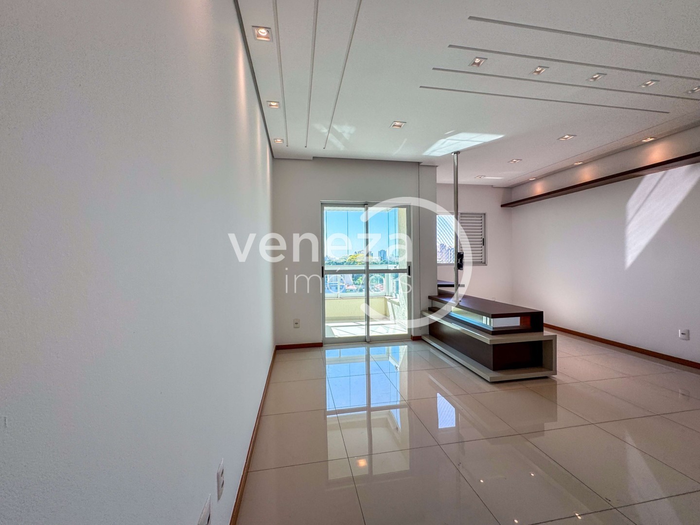 Apartamento para locacao no Vitoria em Londrina com 106m² por R$ 2.400