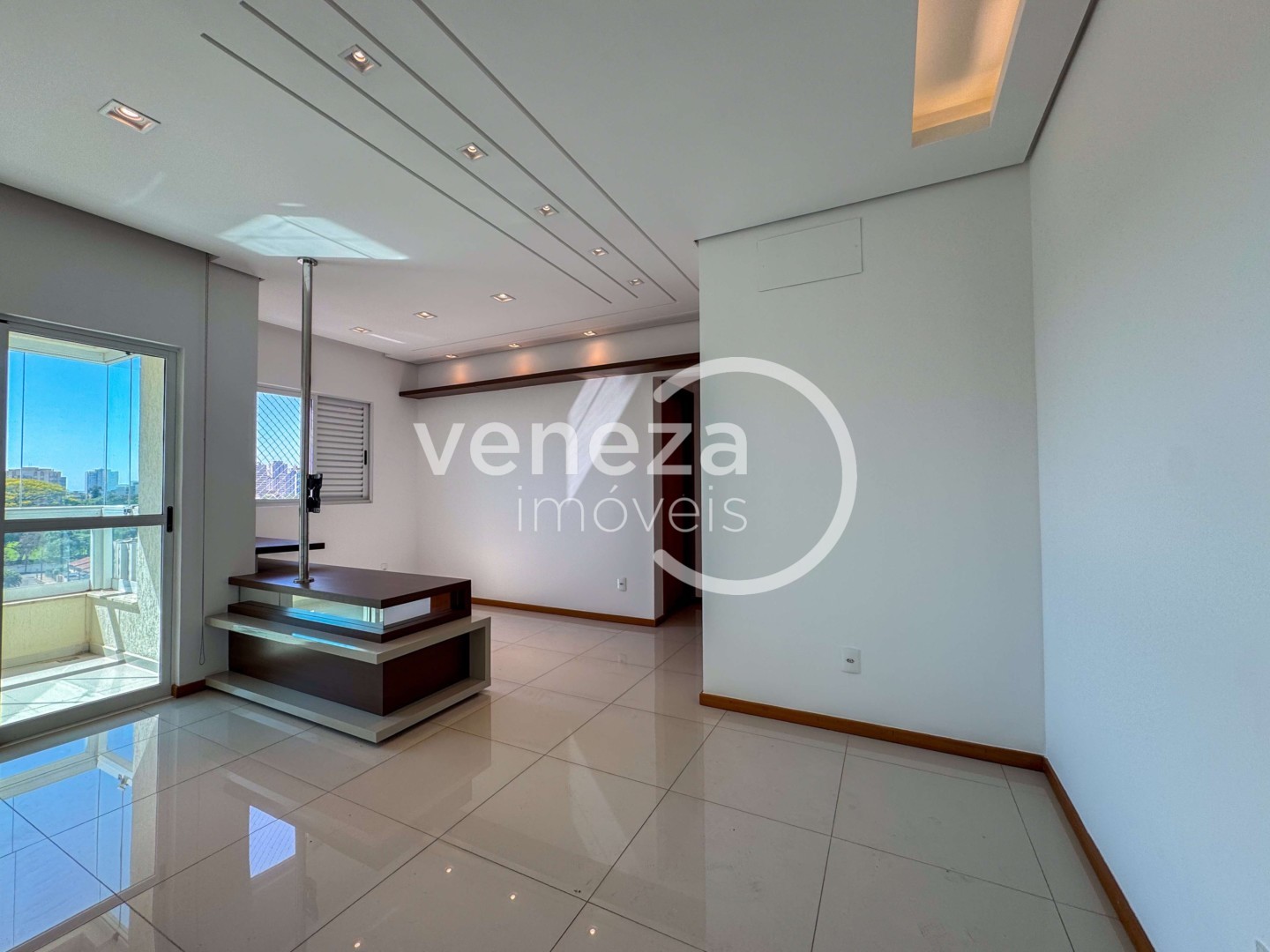 Apartamento para locacao no Vitoria em Londrina com 106m² por R$ 2.400