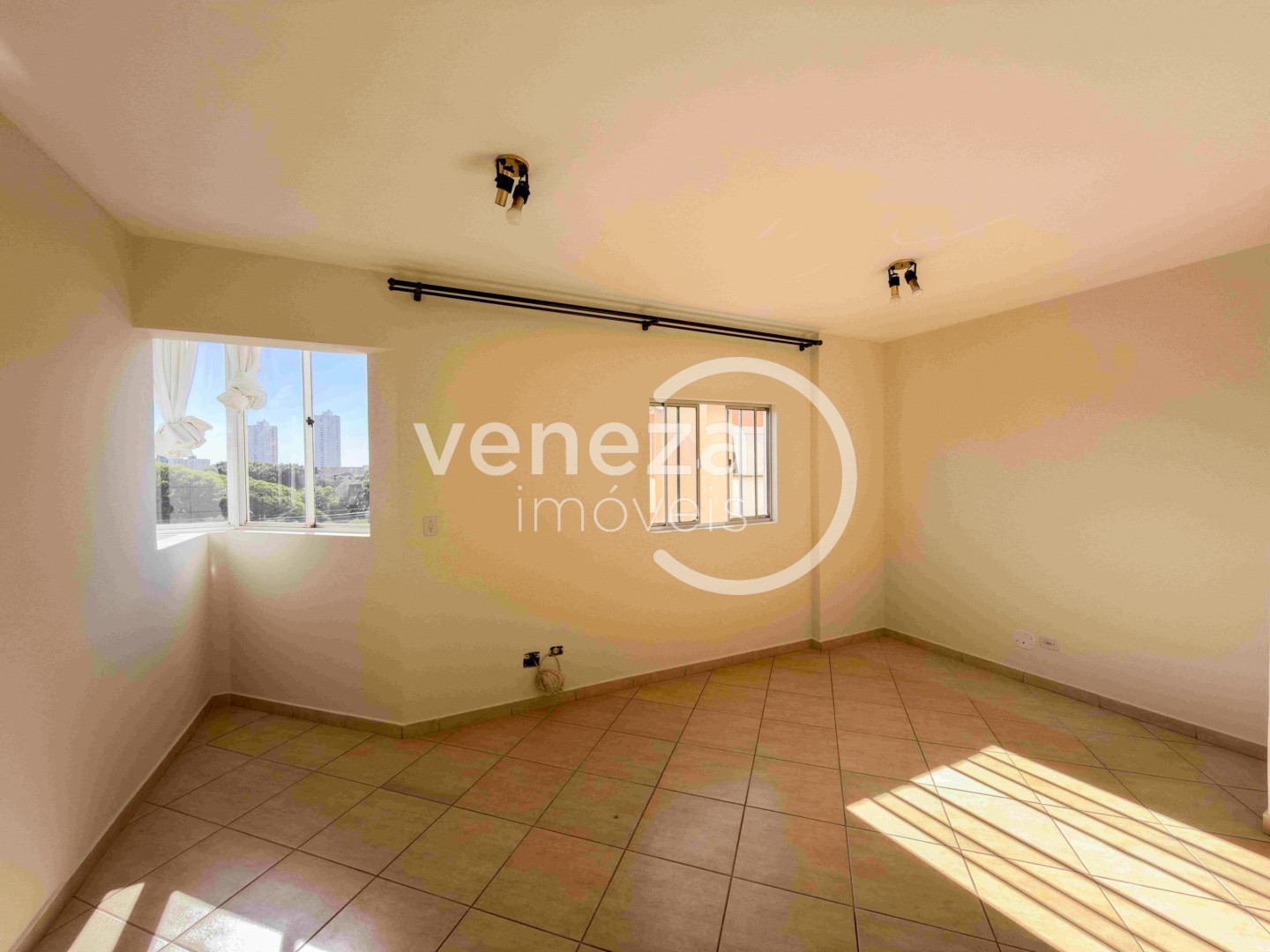 Apartamento para locacao no Centro em Londrina com 93,91m² por R$ 2.000