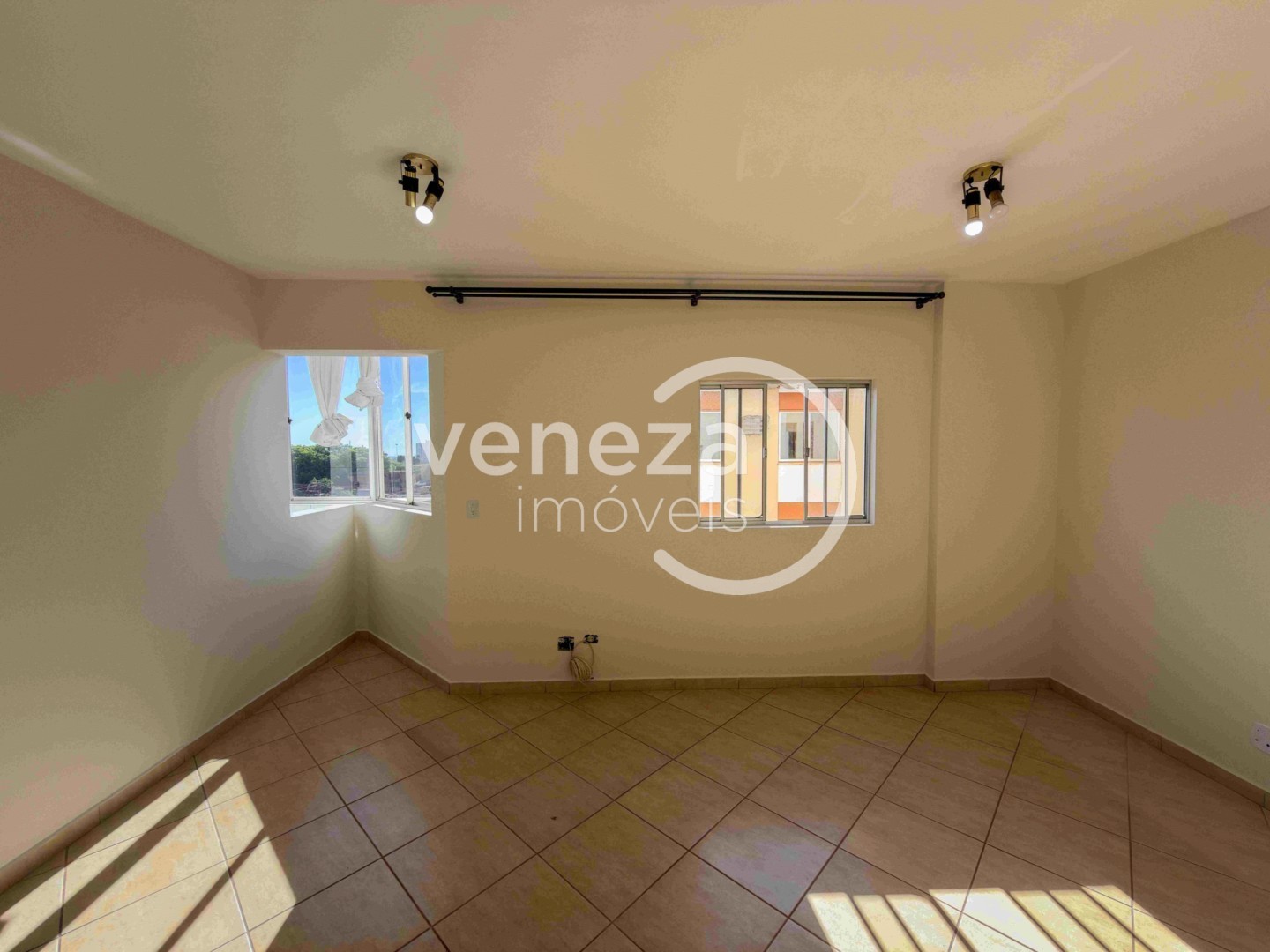 Apartamento para locacao no Centro em Londrina com 93,91m² por R$ 2.000