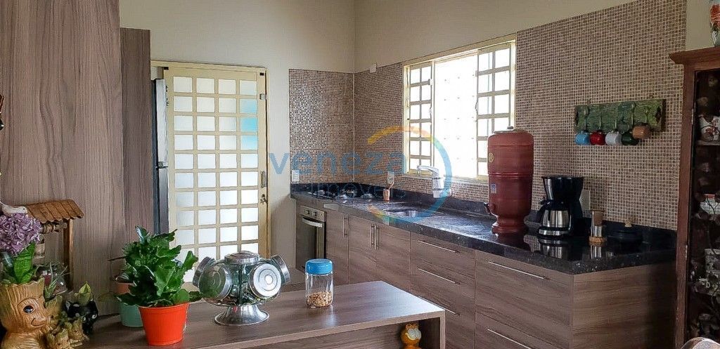 Casa Residencial à venda no bairro Universitario de Londrina com 124m<sup>2</sup> útil, 3 quartos, 3 vagas de garagem