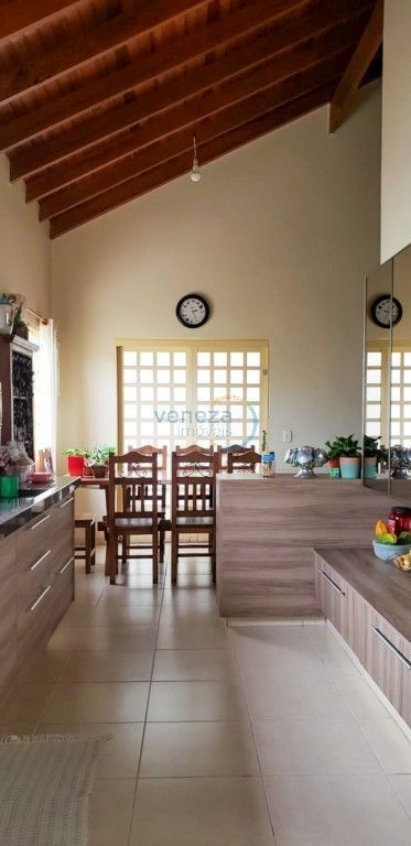 Casa Residencial à venda no bairro Universitario de Londrina com 124m<sup>2</sup> útil, 3 quartos, 3 vagas de garagem