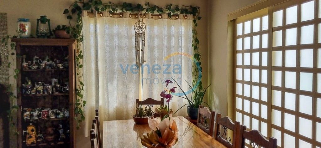 Casa Residencial à venda no bairro Universitario de Londrina com 124m<sup>2</sup> útil, 3 quartos, 3 vagas de garagem