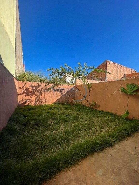 Casa Residencial à venda no bairro Parque Residencial Elizabeth de Londrina com 60.3m<sup>2</sup> útil, 2 quartos, 1 vaga de garagem