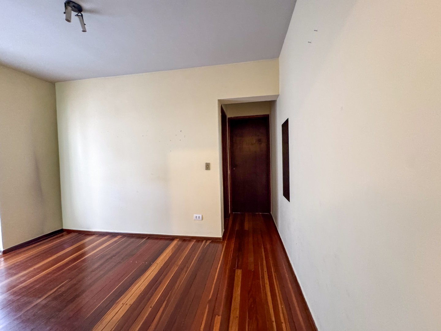 Apartamento para locacao no Vila Ipiranga em Londrina com 70,38m² por R$ 1.250,00  - Foto 2
