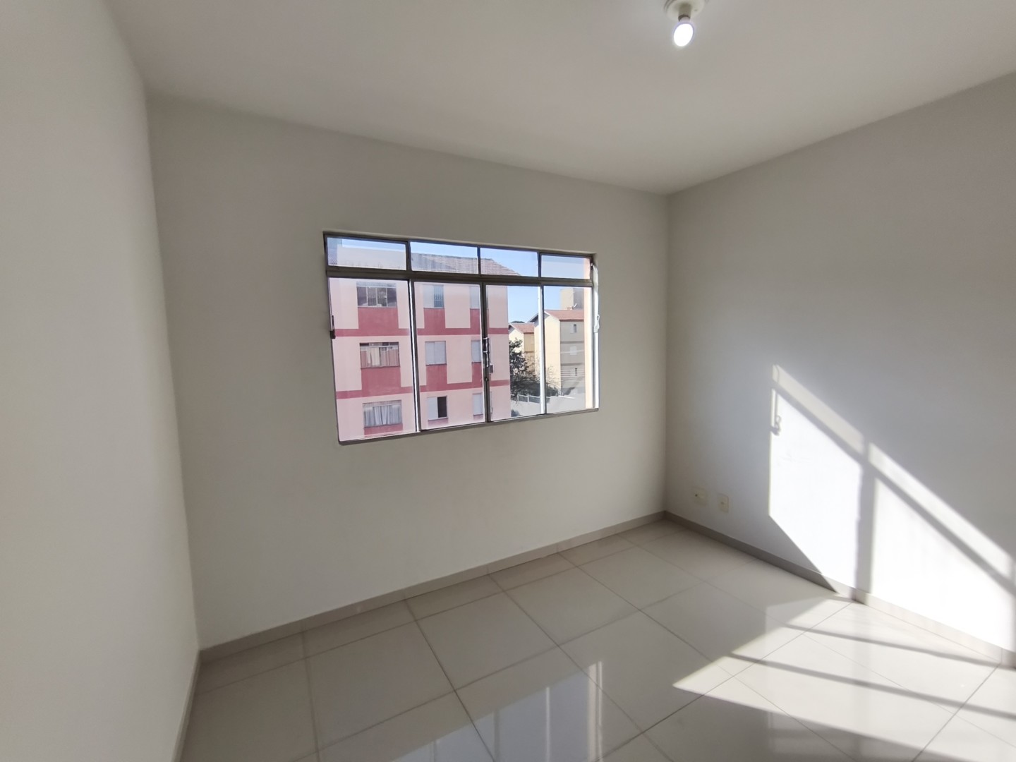 Apartamento para locacao no Tiete em Londrina com 56,12m² por R$ 1.000  - Foto 3