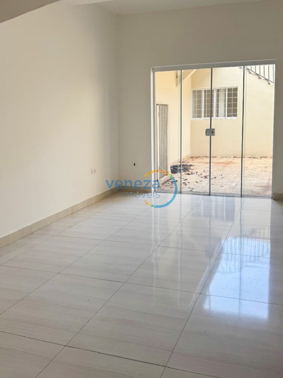 Casa Residencial à venda no bairro Guanabara de Londrina com 252.74m<sup>2</sup> útil, 4 quartos, 1 vaga de garagem