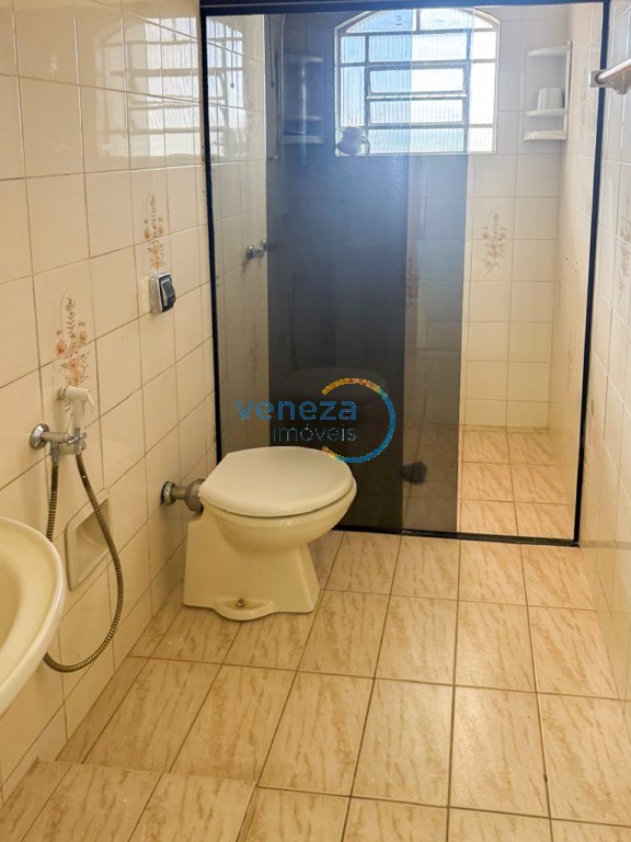 Casa Residencial à venda no bairro Guanabara de Londrina com 252.74m<sup>2</sup> útil, 4 quartos, 1 vaga de garagem