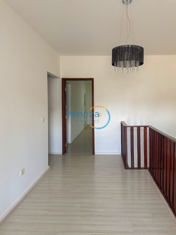 Casa Residencial à venda no bairro Guanabara de Londrina com 252.74m<sup>2</sup> útil, 4 quartos, 1 vaga de garagem