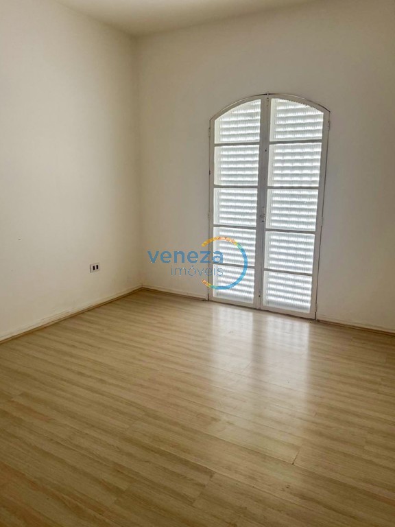 Casa Residencial à venda no bairro Guanabara de Londrina com 252.74m<sup>2</sup> útil, 4 quartos, 1 vaga de garagem