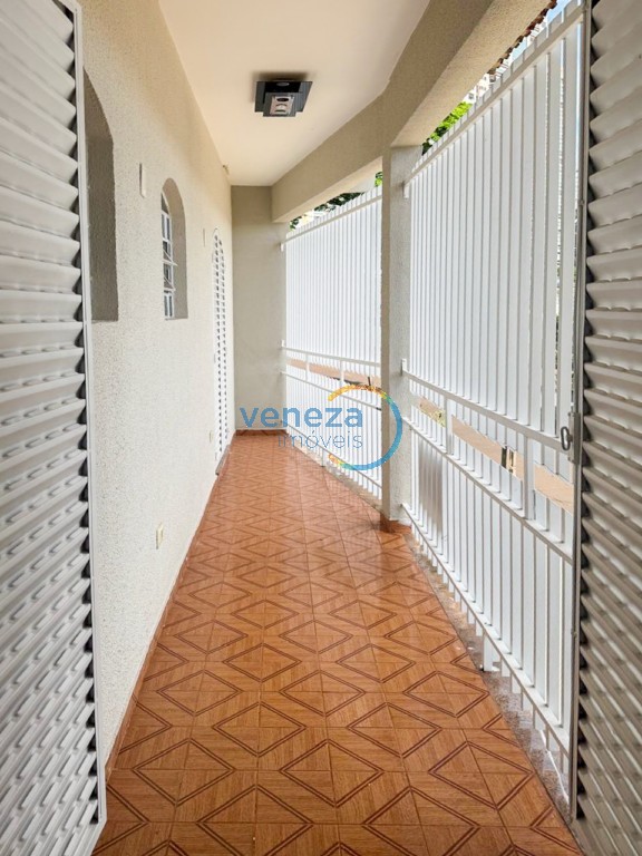 Casa Residencial à venda no bairro Guanabara de Londrina com 252.74m<sup>2</sup> útil, 4 quartos, 1 vaga de garagem