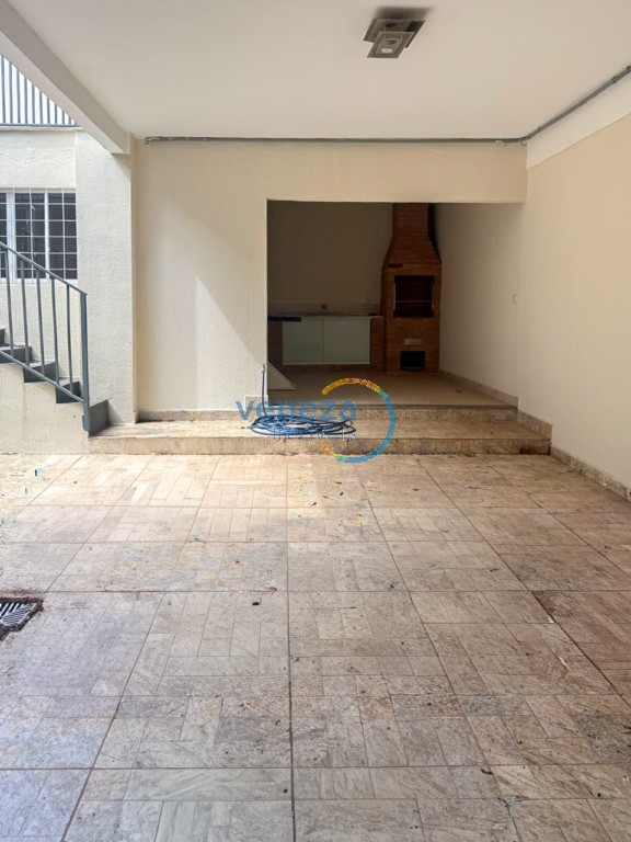 Casa Residencial à venda no bairro Guanabara de Londrina com 252.74m<sup>2</sup> útil, 4 quartos, 1 vaga de garagem