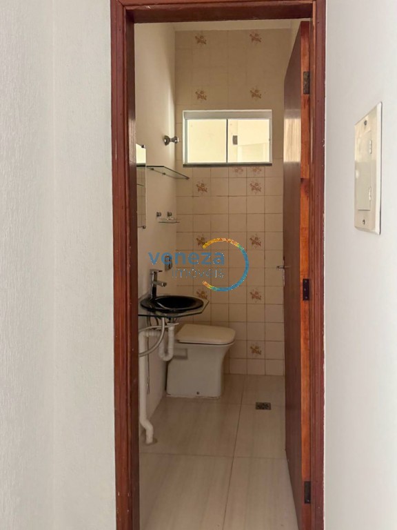 Casa Residencial para locação no bairro Guanabara de Londrina com 252.74m<sup>2</sup> útil, 4 quartos, 1 vaga de garagem