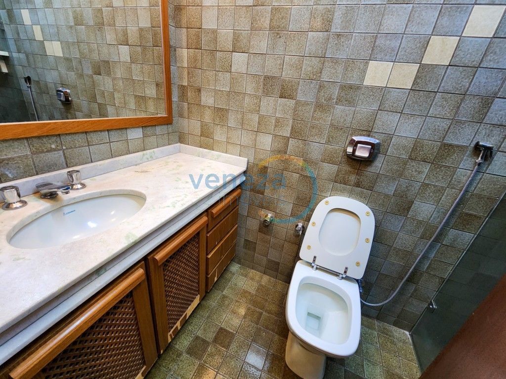 Casa Residencial à venda no bairro Andrade de Londrina com 441m<sup>2</sup> útil, 4 quartos, 5 vagas de garagem