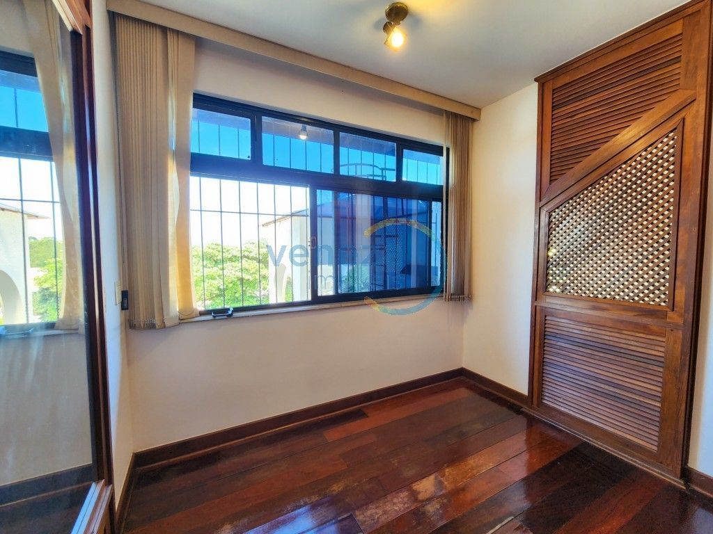 Casa Residencial à venda no bairro Andrade de Londrina com 441m<sup>2</sup> útil, 4 quartos, 5 vagas de garagem