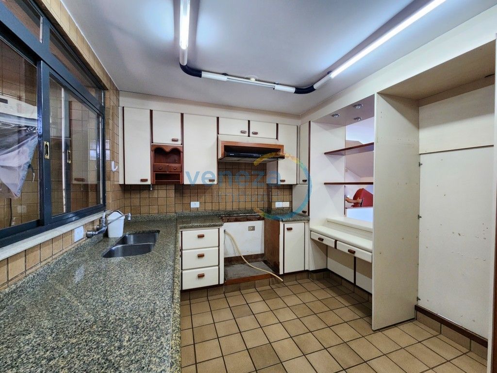 Casa Residencial à venda no bairro Andrade de Londrina com 441m<sup>2</sup> útil, 4 quartos, 5 vagas de garagem