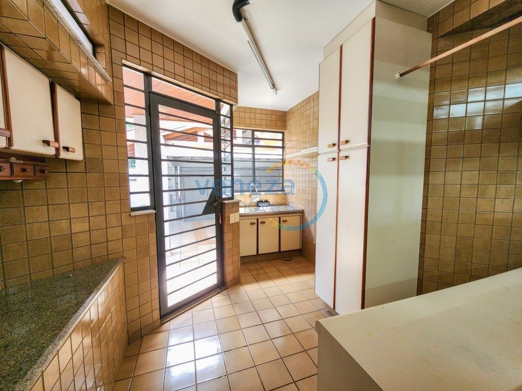 Casa Residencial à venda no bairro Andrade de Londrina com 441m<sup>2</sup> útil, 4 quartos, 5 vagas de garagem