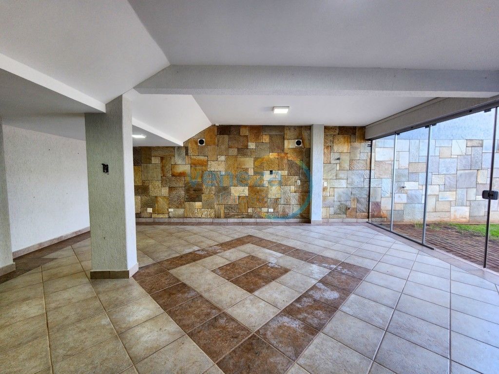 Casa Residencial à venda no bairro Andrade de Londrina com 441m<sup>2</sup> útil, 4 quartos, 5 vagas de garagem