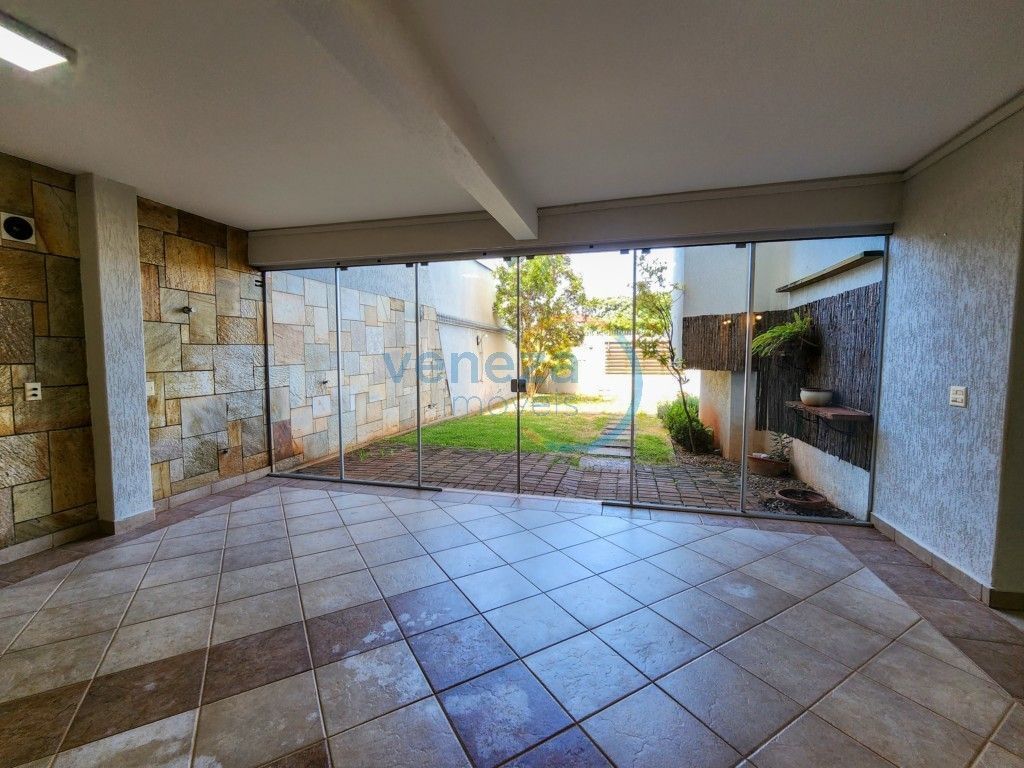 Casa Residencial à venda no bairro Andrade de Londrina com 441m<sup>2</sup> útil, 4 quartos, 5 vagas de garagem