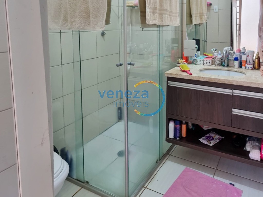 Casa Residencial à venda no bairro Albatroz de Londrina com 180m<sup>2</sup> útil, 4 quartos, 3 vagas de garagem