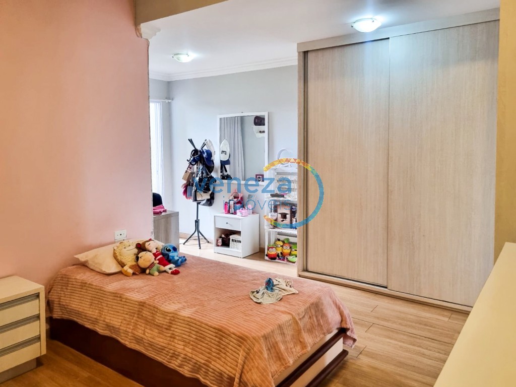 Casa Residencial à venda no bairro Albatroz de Londrina com 180m<sup>2</sup> útil, 4 quartos, 3 vagas de garagem