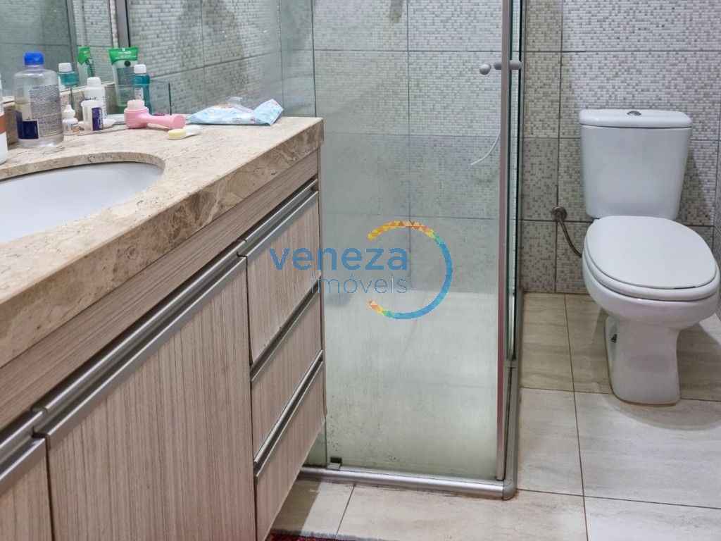 Casa Residencial à venda no bairro Albatroz de Londrina com 180m<sup>2</sup> útil, 4 quartos, 3 vagas de garagem