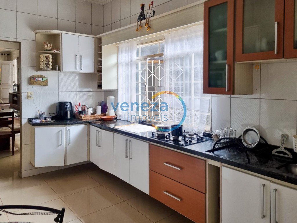 Casa Residencial à venda no bairro Albatroz de Londrina com 180m<sup>2</sup> útil, 4 quartos, 3 vagas de garagem