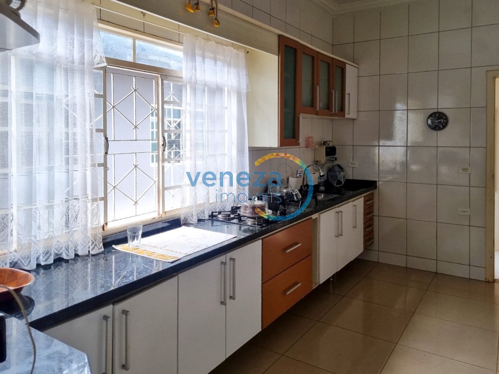 Casa Residencial à venda no bairro Albatroz de Londrina com 180m<sup>2</sup> útil, 4 quartos, 3 vagas de garagem