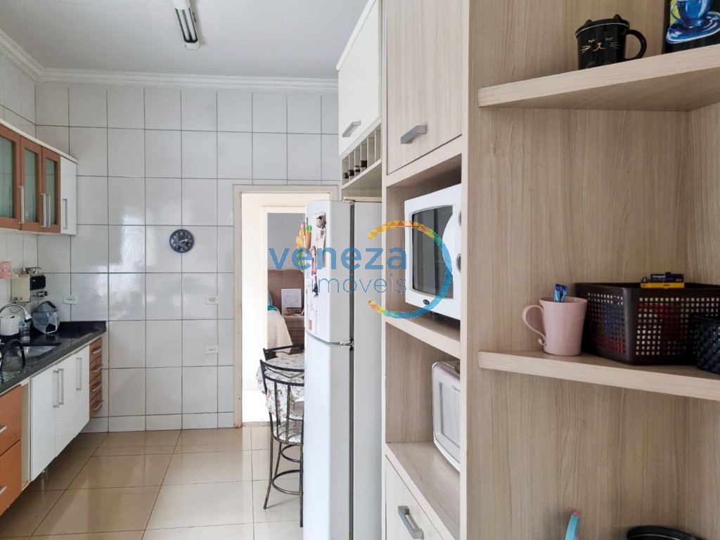 Casa Residencial à venda no bairro Albatroz de Londrina com 180m<sup>2</sup> útil, 4 quartos, 3 vagas de garagem