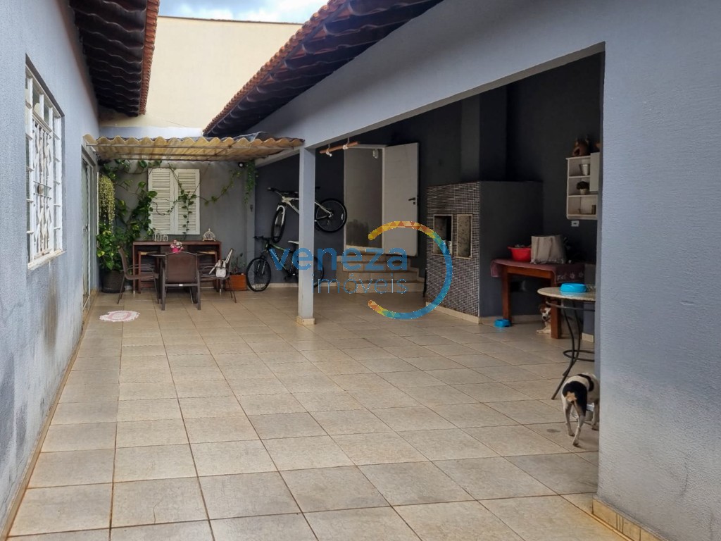 Casa Residencial à venda no bairro Albatroz de Londrina com 180m<sup>2</sup> útil, 4 quartos, 3 vagas de garagem