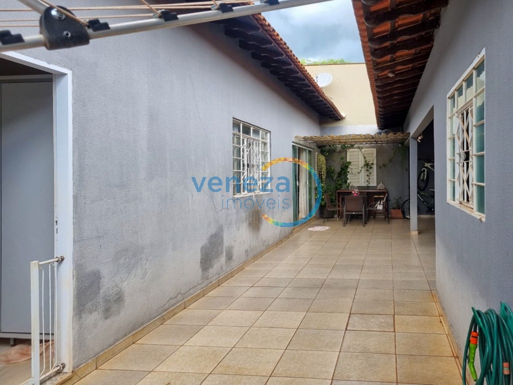 Casa Residencial à venda no bairro Albatroz de Londrina com 180m<sup>2</sup> útil, 4 quartos, 3 vagas de garagem