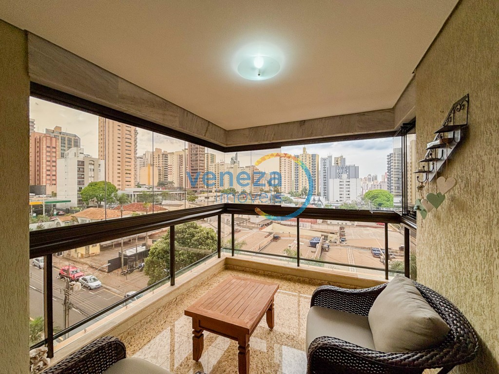 Apartamento à venda no bairro Centro de Londrina com 157.63m<sup>2</sup> útil, 3 quartos, 2 vagas de garagem