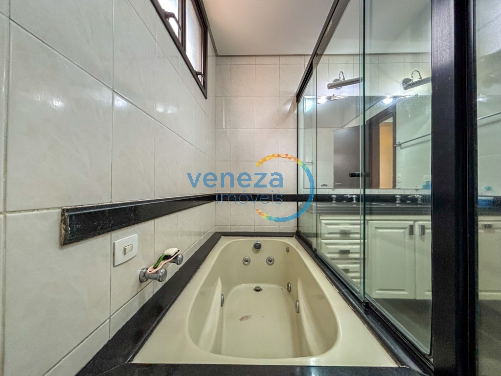 Apartamento à venda no bairro Centro de Londrina com 157.63m<sup>2</sup> útil, 3 quartos, 2 vagas de garagem