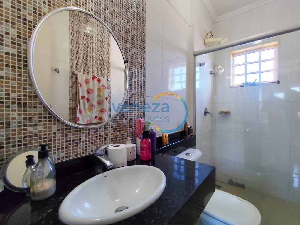 Casa Residencial à venda no bairro Andes de Londrina com 217.21m<sup>2</sup> útil, 3 quartos, 2 vagas de garagem