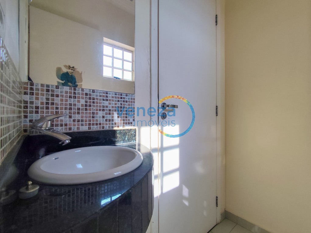 Casa Residencial à venda no bairro Andes de Londrina com 217.21m<sup>2</sup> útil, 3 quartos, 2 vagas de garagem