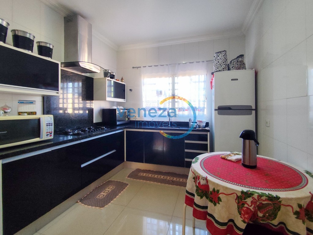 Casa Residencial à venda no bairro Andes de Londrina com 217.21m<sup>2</sup> útil, 3 quartos, 2 vagas de garagem