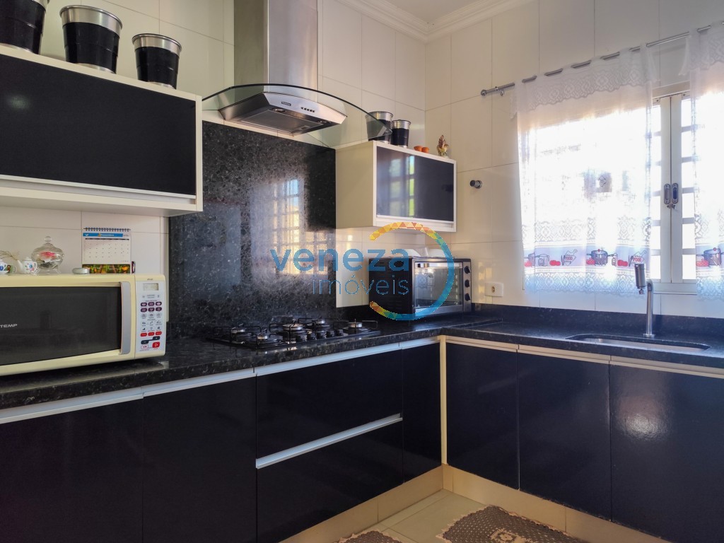 Casa Residencial à venda no bairro Andes de Londrina com 217.21m<sup>2</sup> útil, 3 quartos, 2 vagas de garagem