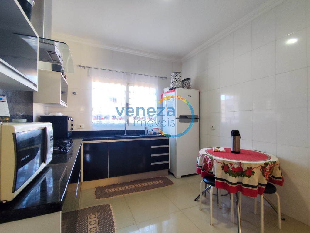 Casa Residencial à venda no bairro Andes de Londrina com 217.21m<sup>2</sup> útil, 3 quartos, 2 vagas de garagem