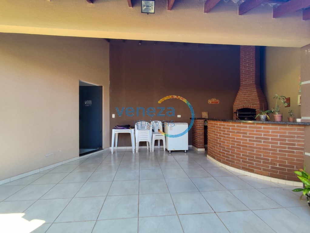 Casa Residencial à venda no bairro Andes de Londrina com 217.21m<sup>2</sup> útil, 3 quartos, 2 vagas de garagem