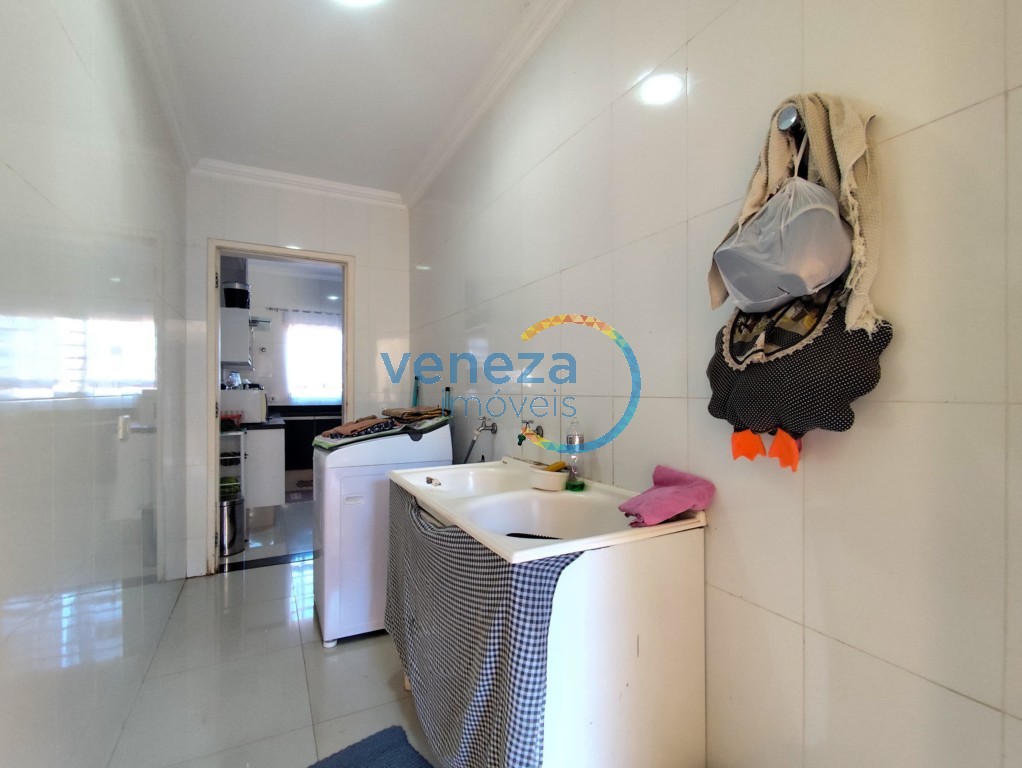 Casa Residencial à venda no bairro Andes de Londrina com 217.21m<sup>2</sup> útil, 3 quartos, 2 vagas de garagem