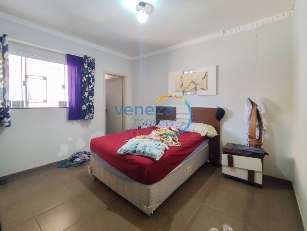 Casa Residencial à venda no bairro Conjunto Liberdade de Londrina com 194m<sup>2</sup> útil, 5 quartos, 3 vagas de garagem