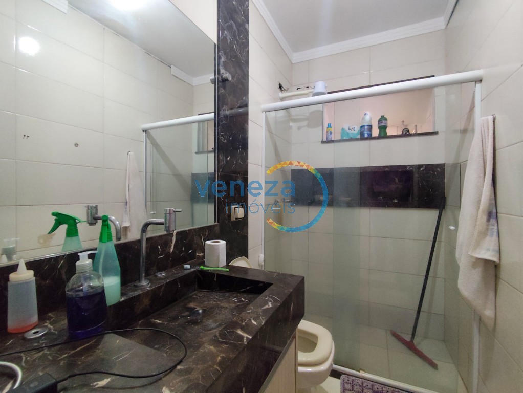 Casa Residencial à venda no bairro Conjunto Liberdade de Londrina com 194m<sup>2</sup> útil, 5 quartos, 3 vagas de garagem